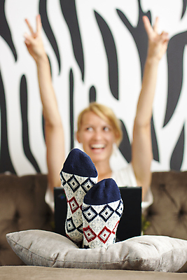 포토 JPG 해외이미지 백인 1 라이프스타일 여자 교육 행복 무기 백그라운드 인터넷 비즈니스 성공 주택 한명 사람 앉기 성인 노트북 컴퓨터 소파 사무실 공책 웹 기쁨 흰색 축하 우승 업무 자신감 흥분 긍정 승자 필승 해외202004 해외포토 서양인 감정 컬러 컨셉 의자 모션 문구용품 건물 생활 전자제품 최고 작업 파일형식 이미지허브