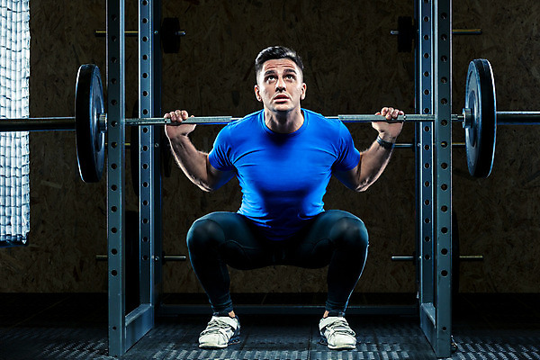 포토 JPG 해외이미지 백인 라이프스타일 남자 스포츠 운동화 컨셉 신체 근육 실내 건강 한명 사람 성인 운동 검은색 어둠 힘 장비 잡기 바 몸무게 보디빌딩 보디빌더 연습 클럽 체육관 근육질 역도 리프팅 운동가 이두근 해외202004 해외포토 서양인 1 컬러 신발 모션 내부 생활 헬스 몸매 파일형식 이미지허브