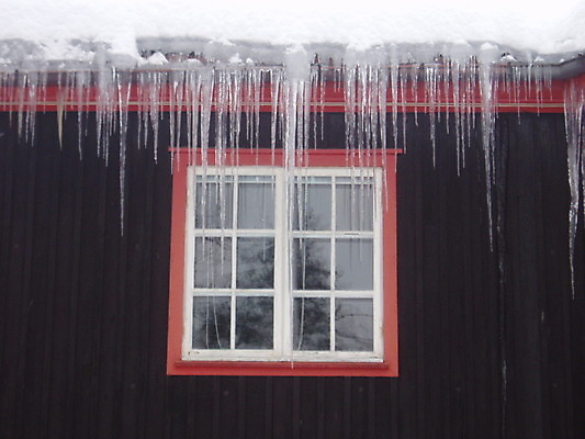 포토 JPG 해외이미지 창문 지붕 프레임 사람없음 빨간색 갈색 흰색 판넬 고드름 해외202004 해외포토 컬러 얼음 파일형식 이미지허브