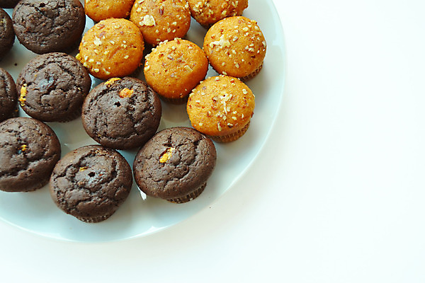 포토 JPG 해외이미지 음식 빵 디저트 사람없음 장식 갈색 케이크 초콜릿 빵집 생일 달콤 컵케이크 굽기 크림 고립 해외202004 해외포토 기념일 컬러 상점 맛 구이 파일형식 이미지허브