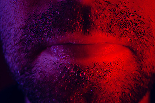 포토 JPG 해외이미지 백인 모델 응시 남자 얼굴 포즈 생각 수염 한명 사람 성인 빨간색 머리 카메라 어둠 분노 표현 자신감 입 닫기 의심 내추럴 심각 직진 해외202004 해외포토 서양인 1 시선 감정 컬러 컨셉 모션 신체부위 전자제품 파일형식 이미지허브