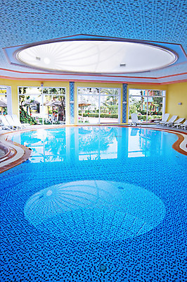 포토 JPG 해외이미지 가구 의자 창문 호텔 휴가 휴식 아파트 수영장 실내 통 사람없음 내부 옆모습 세로 물 여름 파란색 운동 수영 스파 침묵 휴게실 정상 오두막 휴양지 콘도 여관 온실 해외202004 해외포토 자연요소 계절 뷰포인트 컬러 생활용품 컨셉 숙소 주택 건강 소리 장소 수상스포츠 파일형식 이미지허브