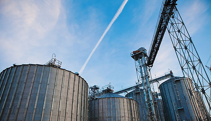 포토 JPG 해외이미지 식물 외관 산업 음식 농업 비즈니스 건축양식 공장 자연 하늘 옥수수 사람없음 건물 초록색 파란색 빛 농장 탑 상점 금속 쓰레기통 시골 제조 은색 먹이 낟알 컨테이너 엘리베이터 시리얼 밀 창고 시설 상업 탱크 보리 객실 수납 방앗간 밭일 사일로 철강 해외202004 해외포토 건축물 건축 컬러 공업 재질 곡류 생태계 파일형식 이미지허브