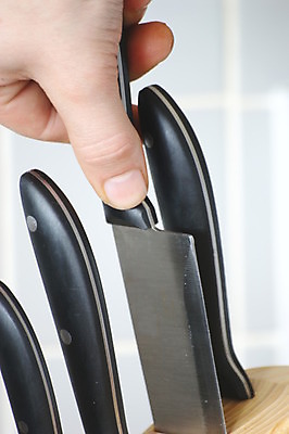 포토 JPG 해외이미지 손 남자 무기 어린이 조각 주택 요리 안전 사람없음 주방 칼 위험 자르기 날카로움 해외202004 해외포토 컨셉 모션 사람 건물 신체부위 파일형식 이미지허브