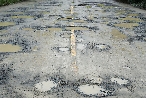 포토 JPG 해외이미지 1 도로 겨울 사람없음 야외 물 반사 손상 도시 구멍 수리 질감 나쁜 그런지 옛날 해외202004 해외포토 자연요소 계절 길 컨셉 교통시설 파일형식 이미지허브