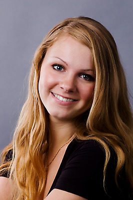 포토 JPG 해외이미지 응시 한명 금발 만족 시력 부드러움 해외202004 해외포토 1 헤어스타일 시선 감정 사람 감각 파일형식 이미지허브