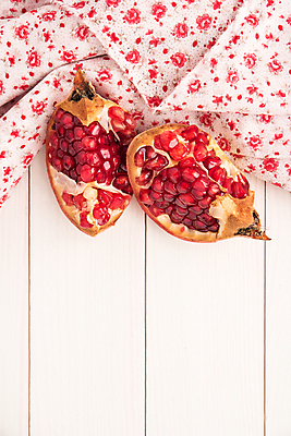 포토 JPG 해외이미지 접시 음식 조각 백그라운드 농업 다이어트 과일 부분 자연 탁자 디저트 건강 씨앗 사람없음 목재 빨간색 초록색 식사 주스 흰색 신선 오픈 그룹 닫기 달콤 맛 자르기 먹기 가득함 유기농 날것 석류 내추럴 숙성 채식주의자 해외202004 해외포토 나무 식물 식기 웰빙 산업 음료 컬러 가구 컨셉 재료 모션 생태계 채식 파일형식 이미지허브