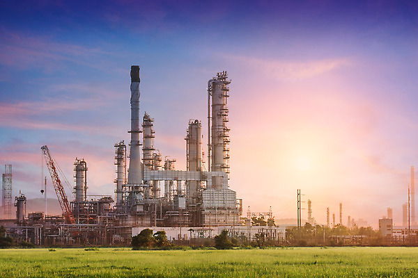 포토 JPG 해외이미지 식물 산업 비즈니스 공장 굴뚝 사람없음 물 빛 태양 금속 힘 장비 에너지 환경오염 역 휘발유 저녁 연료 가스 자원 보일러 파이프라인 화학물질 해외202004 해외포토 자연요소 컨셉 공업 교통시설 재질 화학 석유 야간 파이프_관 파일형식 이미지허브