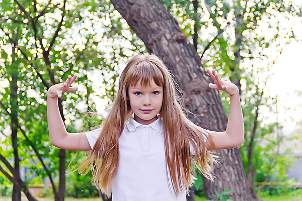 포토 JPG 해외이미지 백인 여학생 유럽 어린이 놀이 한명 흰색 9 8 6 7 해외202004 해외포토 서양인 1 학생 여자 나라 컬러 사람 숫자 파일형식 이미지허브