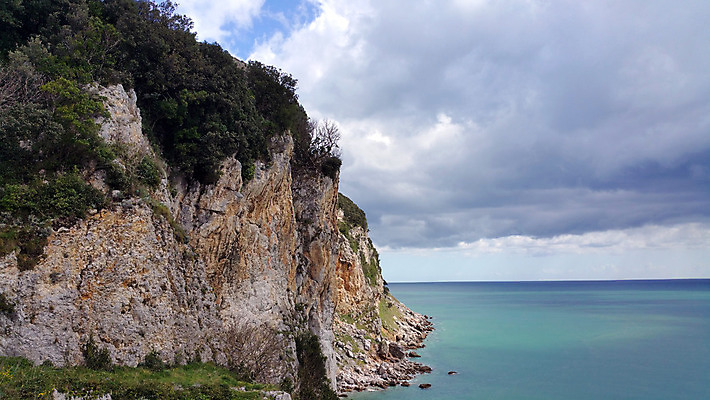 포토 JPG 해외이미지 나무 구름 파도 바다 여행 자연 하늘 산 풍경 사람없음 물 여름 파란색 바위 스페인 가장자리 내추럴 수평선 해외202004 해외포토 자연요소 식물 계절 유럽 컬러 돌_바위 둘레 생태계 파일형식 이미지허브