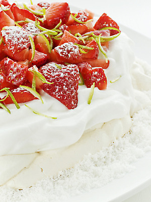 포토 JPG 해외이미지 전통 접시 열매 음식 과일 딸기 디저트 요리 사람없음 장식 빨간색 초록색 컬러풀 케이크 식사 활발 흰색 대접 신선 닫기 달콤 가루 설탕 슬라이스 부드러움 라임 코코넛 머랭 바닐라 페스츄리 핸드메이드 휘핑크림 개조 해외202004 해외포토 식물 식기 빵 컬러 컨셉 모션 감각 맛 크림 휘핑 파일형식 이미지허브