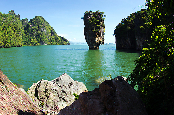 포토 JPG 해외이미지 아시아 물결 모래 바다 섬 여행 손가락 태국 자연 하늘 휴가 휴식 열대 산 사람없음 초록색 물 파란색 햇빛 태양 촬영 바위 만 보트 크리스탈 휴양지 멀리 석호 석회암 이국적 터키석 파라다이스 유대감 해외202004 해외포토 자연요소 손 나라 컬러 컨셉 배_교통 장소 암석 돌_바위 광석 보석 생태계 파일형식 이미지허브