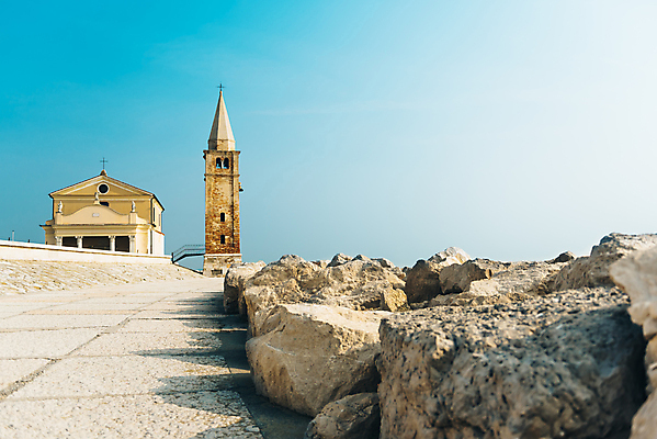 포토 JPG 해외이미지 유럽 종교 문화 바다 백그라운드 건축양식 휴가 천사 거리 등대 풍경 사람없음 건물 여름 교회 탑 이탈리아 종 바위 도시 지중해 베네치아 로마네스크 보호구역 옛날 스타일 해외202004 해외포토 건축물 계절 건축 나라 종교건축 돌_바위 구역 파일형식 이미지허브