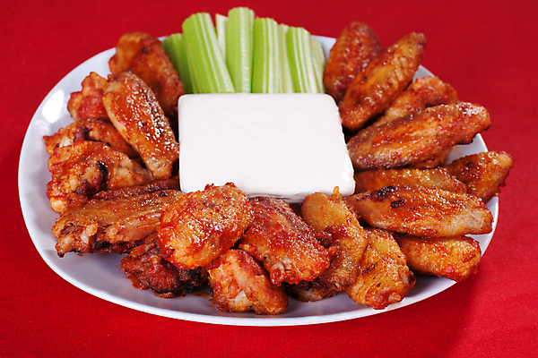 포토 JPG 해외이미지 실내 사람없음 양념치킨 샐러리 닭날개 미국음식 빨간배경 해외202004 버팔로윙 블루치즈소스 해외포토 백그라운드 채소 서양음식 내부 빨간색 치킨 닭고기 소스_음식 파일형식 이미지허브