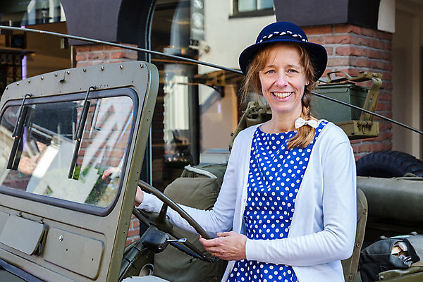 포토 JPG 해외이미지 드레스 여자 40대 중년 포즈 자동차 한명 서기 사람 이벤트 초록색 파란색 평화 축제 군인 운전 골동품 축하 역사 지프 향수 군용 전쟁 과거 육군 옛날 해외202004 해외포토 직업 1 옷 육상교통 컬러 컨셉 모션 승용차 군대 성인 화장품 국군 파일형식 이미지허브