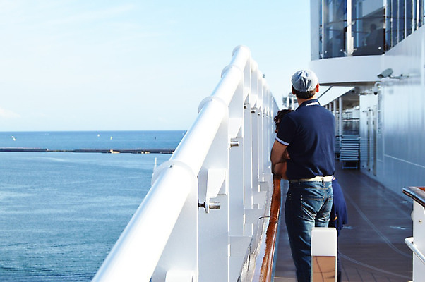 포토 JPG 해외이미지 1 라이프스타일 응시 행복 얼굴 바다 여행 하늘 휴가 휴식 항해 서기 사람 사람없음 물 일몰 발코니 관찰 보트 크루즈 갑판 철책 카피스페이스 해외202004 해외포토 자연요소 시선 감정 컨셉 배_교통 모션 생활 신체부위 노을 공백 파일형식 이미지허브