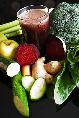포토 JPG 해외이미지 음료 음식 백그라운드 꽃무늬 채소 과일 재료 유리 탁자 오이 건강 사람없음 빨간색 초록색 반사 검은색 주스 신선 사과 브로콜리 자르기 민트 유기농 날것 시금치 생강 아보카도 건강식 비트 스무디 주키니호박 채식주의자 디톡스 해외202004 비건음식 해외포토 웰빙 꽃 컬러 가구 무늬 모션 재질 허브 채식 파일형식 비건 이미지허브