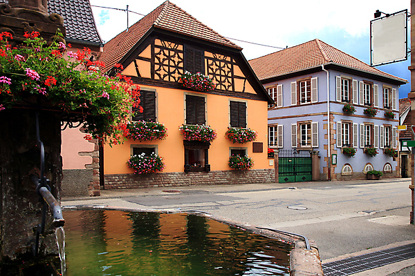 포토 JPG 해외이미지 전통 꽃 유럽 도로 벽 여행 건축양식 휴가 산 거리 주택 항해 사람없음 건물 목재 물 컬러풀 평화 마을 고요 프랑스 시골 분수 시골집 정사각형 지역 프랑스어 루트 옛날 스타일 해외202004 해외포토 자연요소 도형 나무 식물 문자 건축물 건축 나라 길 컬러 컨셉 배_교통 재료 교통시설 파일형식 이미지허브