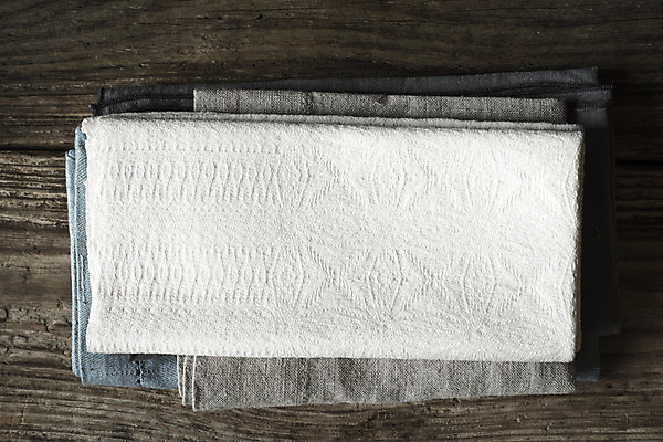 포토 JPG 해외이미지 장신구 탁자 요리 사람없음 목재 가로 파란색 세트 주방 회색 흰색 직물 면 수집 냅킨 모음 아마 해외202004 해외포토 나무 꽃 컬러 가구 재료 파일형식 이미지허브