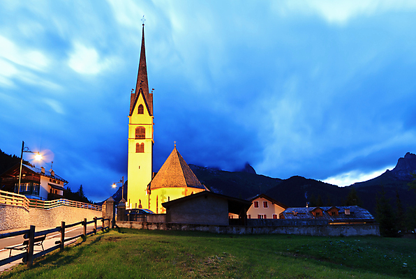 포토 JPG 해외이미지 전통 유럽 종교 여행 건축양식 자연 하늘 산 거리 주택 풍경 사람없음 야외 건물 파란색 교회 마을 탑 계곡 이탈리아 야간 저녁 알프스 타운 내추럴 옛날 해외202004 해외포토 자연요소 건축물 건축 나라 컬러 종교건축 도시 생태계 파일형식 이미지허브