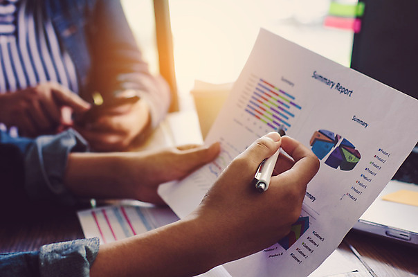 포토 JPG 해외이미지 직업 생각 인터넷 비즈니스 통신 통계 탁자 회의 모바일 협력 아이디어 대화 사람없음 스마트폰 컴퓨터 글로벌 사무실 디지털 공책 작업 비즈니스맨 비즈니스우먼 네트워크 그룹 계획 토론 디자이너 분석 오브젝트 회계 거짓 다락방 마케팅 세미나 프로젝트 목업 브레인스토밍 해외202004 해외포토 여자 남자 가구 컨셉 문구용품 말하기 경제 전자제품 핸드폰 스마트기기 직장인 파일형식 이미지허브