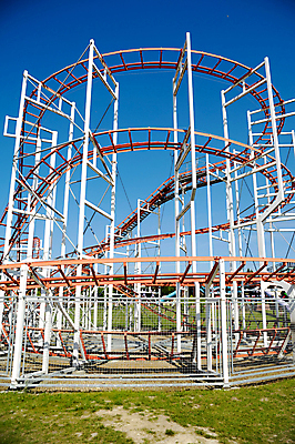 포토 JPG 해외이미지 공원 포즈 곡선 하늘 사람없음 여름 파란색 축제 기쁨 놀이공원 기차 원형 고리 승차 무서움 속도 흥분 롤러 공평 선로 테마 해외202004 해외포토 도형 계절 공공시설 감정 선 육상교통 컬러 모션 대중교통 테마파크 파일형식 이미지허브