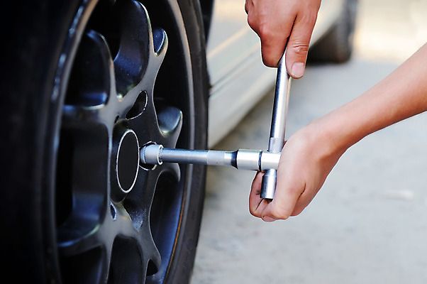 포토 JPG 해외이미지 직업 남자 행복 산업 교통시설 자동차 노동자 관리 사람 성인 사람없음 상점 공구 나사 스패너 잡기 업무 작업 바퀴 작업실 기술자 엔지니어 수리 서비스 타이어 고정 정비공 공학 유지 자동 정비소 차고 해외202004 해외포토 교육 감정 육상교통 교통 모션 도구 시설 파일형식 이미지허브