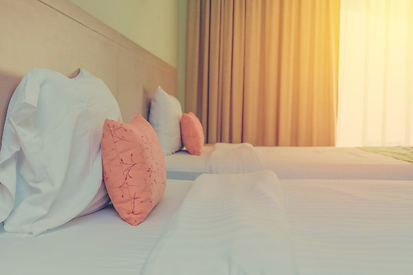 포토 JPG 해외이미지 디자인 벽 여행 가구 베개 침구 호텔 휴가 휴식 아파트 주택 실내 사람없음 내부 장식 갈색 유행 침실 방 침대 램프 잠 클래식 고급 우아함 왕 휴양지 여관 매트리스 안락 해외202004 해외포토 컬러 생활용품 컨셉 숙소 조명 건물 장소 파일형식 이미지허브