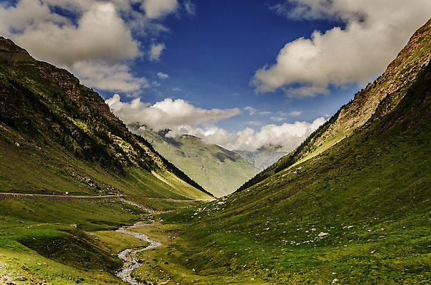 포토 JPG 해외이미지 구름 응시 유럽 자연 하늘 산 그림자 풍경 사람없음 야외 초록색 빛 컬러풀 환경 계곡 스페인 땅 언덕 내추럴 해외202004 해외포토 자연요소 시선 나라 컬러 생태계 파일형식 이미지허브