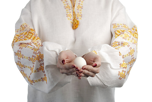 포토 JPG 해외이미지 동물 백인 1 전통 손 드레스 여자 음식 백그라운드 컨셉 패턴 손가락 휴가 부활절 아이디어 한명 사람 인종 여러명 성인 장식 농장 노란색 계란 치킨 흰색 신생아 잡기 위험 먹기 심볼 오브젝트 싱글 복고 고립 돌봄 러시아인 우크라이나 스타일 카피스페이스 해외202004 해외포토 서양인 옷 기념일 유럽 컬러 다수 무늬 농업 모션 신체부위 알 공백 아기 닭고기요리 파일형식 이미지허브