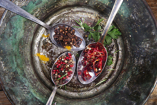 포토 JPG 해외이미지 접시 재료 고추 마늘 요리 사람없음 목재 빨간색 노란색 주방 숟가락 검은색 조미료 맛 가루 허브 향신료 매움 날카로움 카레 생강 로즈메리 해외202004 해외포토 나무 식물 식기 음식 컬러 컨셉 채소 수저 향미료 파일형식 이미지허브