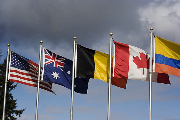 포토 JPG 해외이미지 협력 사람없음 빨간색 파란색 글로벌 노란색 흰색 깃발 애국심 해외202004 해외포토 컬러 파일형식 이미지허브