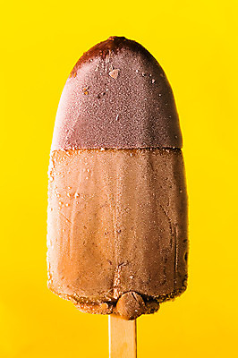 포토 JPG 해외이미지 손 음식 백그라운드 돈 과일 아이스크림 디저트 사람없음 목재 빨간색 초록색 컬러풀 노란색 냉동 얼음 추위 흰색 잡기 막대기 달콤 맛 시원함 크림 고립 해외202004 해외포토 자연요소 나무 컬러 컨셉 재료 모션 신체부위 재산 파일형식 이미지허브