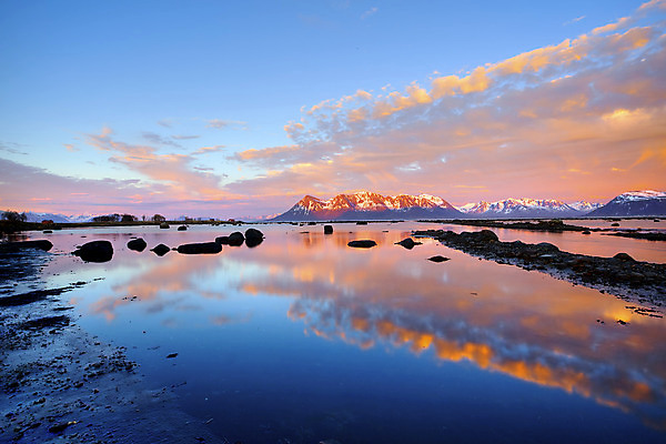 포토 JPG 해외이미지 유럽 바다 자연 하늘 노르웨이 풍경 사람없음 야외 물 관광지 침묵 일몰 야간 북극 그림 암초 북쪽 대서양 스칸디나비아 해외202004 해외포토 자연요소 나라 여행 노을 소리 극지방 방향 생태계 파일형식 이미지허브