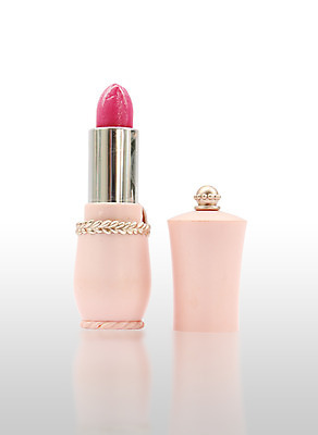 포토 JPG 해외이미지 여자 길 분홍색 백그라운드 그림자 사람없음 빨간색 빛 유행 보라색 화장품 립스틱 흰색 오픈 입 화려 막대기 황금 고급 우아함 닫기 미용사 자르기 입술 오브젝트 만들기 립글로스 광택 튜브 강렬 고립 돌봄 스타일 해외202004 해외포토 직업 컬러 컨셉 모션 사람 신체부위 뷰티 파일형식 이미지허브