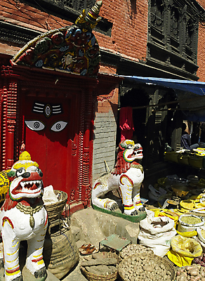 포토 JPG 해외이미지 아시아 여행 출입구 동양인 사람없음 빨간색 문 시장 네팔 카트만두 해외202004 해외포토 나라 컬러 인종 파일형식 이미지허브