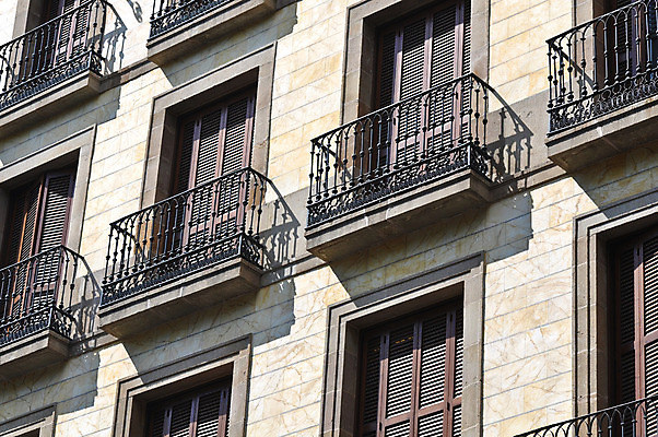 포토 JPG 해외이미지 유럽 문화 벽 여행 건축양식 창문 호텔 부동산 아파트 주택 사람없음 건물 장식 문 골동품 발코니 도시 화려 역사 스페인 지중해 메인 묘사 타운 바르셀로나 스페인어 옛날 진짜 해외202004 해외포토 건축물 건축 나라 바다 컨셉 숙소 재산 파일형식 이미지허브