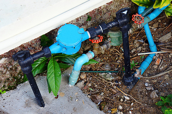 포토 JPG 해외이미지 식물 산업 선 날씨 주택 사람없음 야외 초록색 물 파란색 독서 갈색 금속 검은색 장비 흐름 과학기술 공구 액체 연결 물개 측정 사인 원예 대문 가스 시스템 튜브 계량기 그런지 놋쇠 옛날 지원 철강 콘크리트 파이프라인 해외202004 해외포토 자연요소 컬러 컨셉 포유류 재질 기술 취미 건물 문 바다동물 도구 파이프_관 파일형식 이미지허브