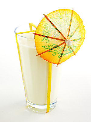 포토 JPG 해외이미지 리본 음료 컨셉 우산 유리 건강 선물 사람없음 우유 흰색 칵테일 황금 고립 정물화 해외202004 해외포토 컬러 재질 유제품 주류 그림 파일형식 이미지허브