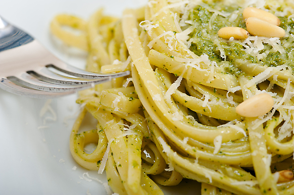 포토 JPG 해외이미지 접시 포크 치즈 파스타 실내 근접촬영 사람없음 잣 바질 페스토 해외202004 해외포토 식기 뷰포인트 유제품 서양음식 내부 견과류 소스_음식 파일형식 이미지허브