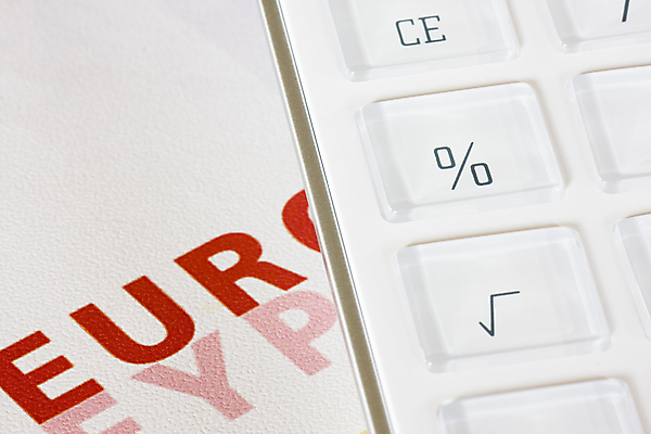 포토 JPG 해외이미지 지폐 돈 열쇠 사람없음 컴퓨터 숫자 계산기 유로 흰색 계산 계산서 해외202004 해외포토 문자 컬러 문구용품 전자제품 장비 재산 파일형식 이미지허브