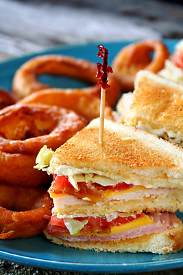 포토 JPG 해외이미지 접시 음식 빵 토마토 채소 치즈 샌드위치 사람없음 식사 저녁식사 튀김 흰색 클래식 맛 상추 자르기 햄 서빙 토스트 베이컨 층 칠면조 이쑤시개 점심식사 해외202004 해외포토 식기 컬러 컨셉 모션 조류 유제품 육류 돼지고기 파일형식 이미지허브