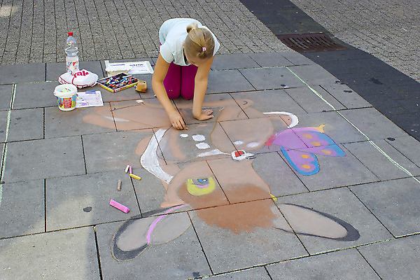 포토 JPG 해외이미지 어린이 가족 거리 독일 미술 한명 경쟁 그림 분필 예술가 해외202004 해외포토 1 유럽 컨셉 관계 문화예술 사람 초크 파일형식 이미지허브