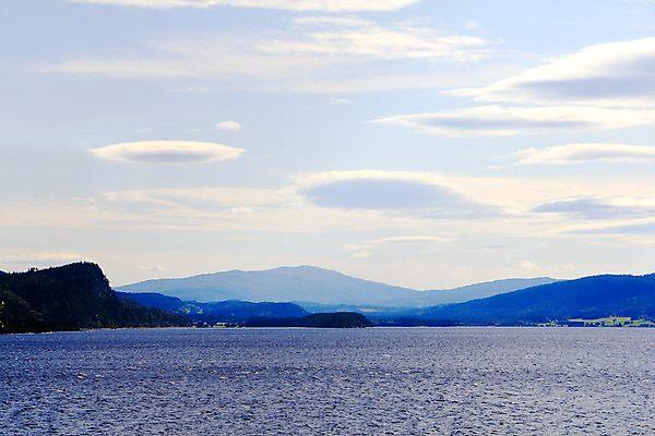 포토 JPG 해외이미지 구름 호수 바다 여행 자연 하늘 휴가 휴식 산 항해 노르웨이 풍경 사람없음 야외 가로 물 여름 파란색 강 햇빛 태양 반사 침묵 자유 바위 언덕 장면 지역 내추럴 수평선 해외202004 해외포토 자연요소 계절 유럽 컬러 컨셉 배_교통 소리 돌_바위 생태계 파일형식 이미지허브