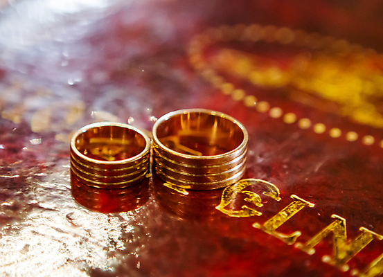 포토 JPG 해외이미지 접시 커플 신랑 결혼 2 장신구 탁자 결혼식 남편 함께함 사랑 이벤트 사람없음 교회 성경 골동품 축하 직물 반지 아내 쌍 원형 황금 심볼 계약 촛대 약혼 동맹 옛날 제단 제안 해외202004 해외포토 도형 식기 감정 가구 컨셉 비즈니스 종교용품 관계 종교건축 건물 약속 파일형식 이미지허브