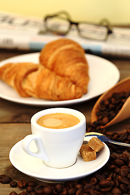 포토 JPG 해외이미지 커피 음료 음식 빵 백그라운드 탁자 아침 사람없음 컵 검은색 식사 카페 빵집 머그컵 신선 뜨거움 신문 아침식사 에스프레소 프랑스어 카페인 페스츄리 해외202004 해외포토 주간 문자 식기 컬러 가구 간행물 상점 뉴스 파일형식 이미지허브