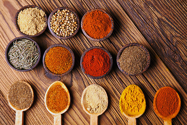 포토 JPG 해외이미지 계절 백그라운드 재료 고추 탁자 파프리카 건조 마늘 요리 사람없음 목재 빨간색 세트 컬러풀 주방 조미료 그룹 사발 고수 맛 가루 인도인 수집 허브 매움 아로마 향 레시피 후추 카레 시나몬 강황 해외202004 해외포토 외국인 나무 식물 음식 컬러 가구 컨셉 채소 식재료 동양인 사기그릇 향신료 향미료 파일형식 이미지허브