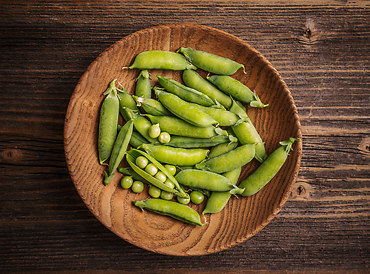 포토 JPG 해외이미지 실내 사람없음 완두콩 꼬투리 나무접시 해외202004 해외포토 접시 콩 내부 파일형식 이미지허브