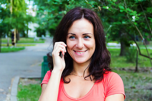 포토 JPG 해외이미지 백인 여자 유럽 모바일 갈색머리 한명 스마트폰 검은색 흰색 셀룰러 해외202004 해외포토 서양인 1 헤어스타일 나라 컬러 사람 핸드폰 스마트기기 파일형식 이미지허브