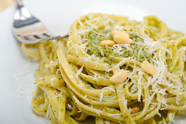 포토 JPG 해외이미지 접시 포크 치즈 파스타 실내 근접촬영 사람없음 흰배경 잣 바질 페스토 해외202004 해외포토 식기 뷰포인트 백그라운드 유제품 서양음식 내부 견과류 흰색 소스_음식 파일형식 이미지허브